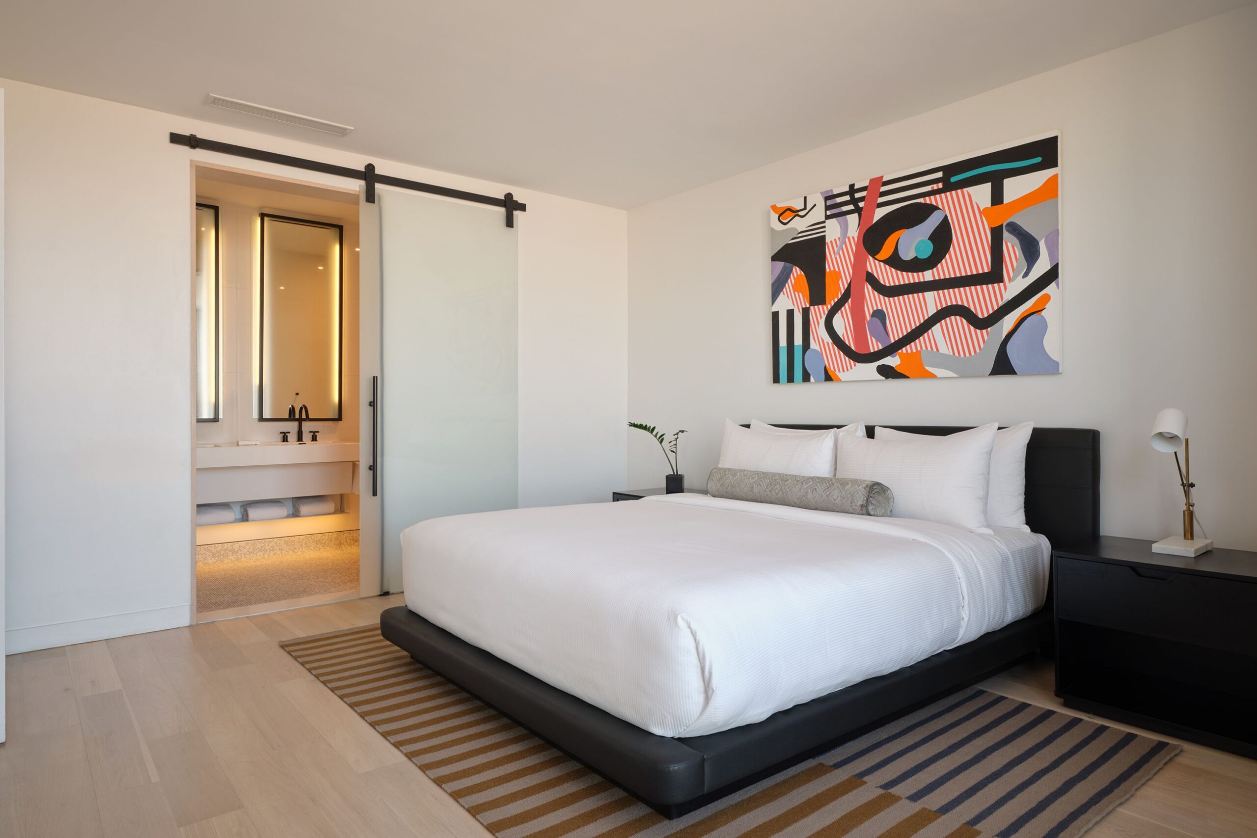 Vale Garden Residence secondary bedroom with en-suite bathroom