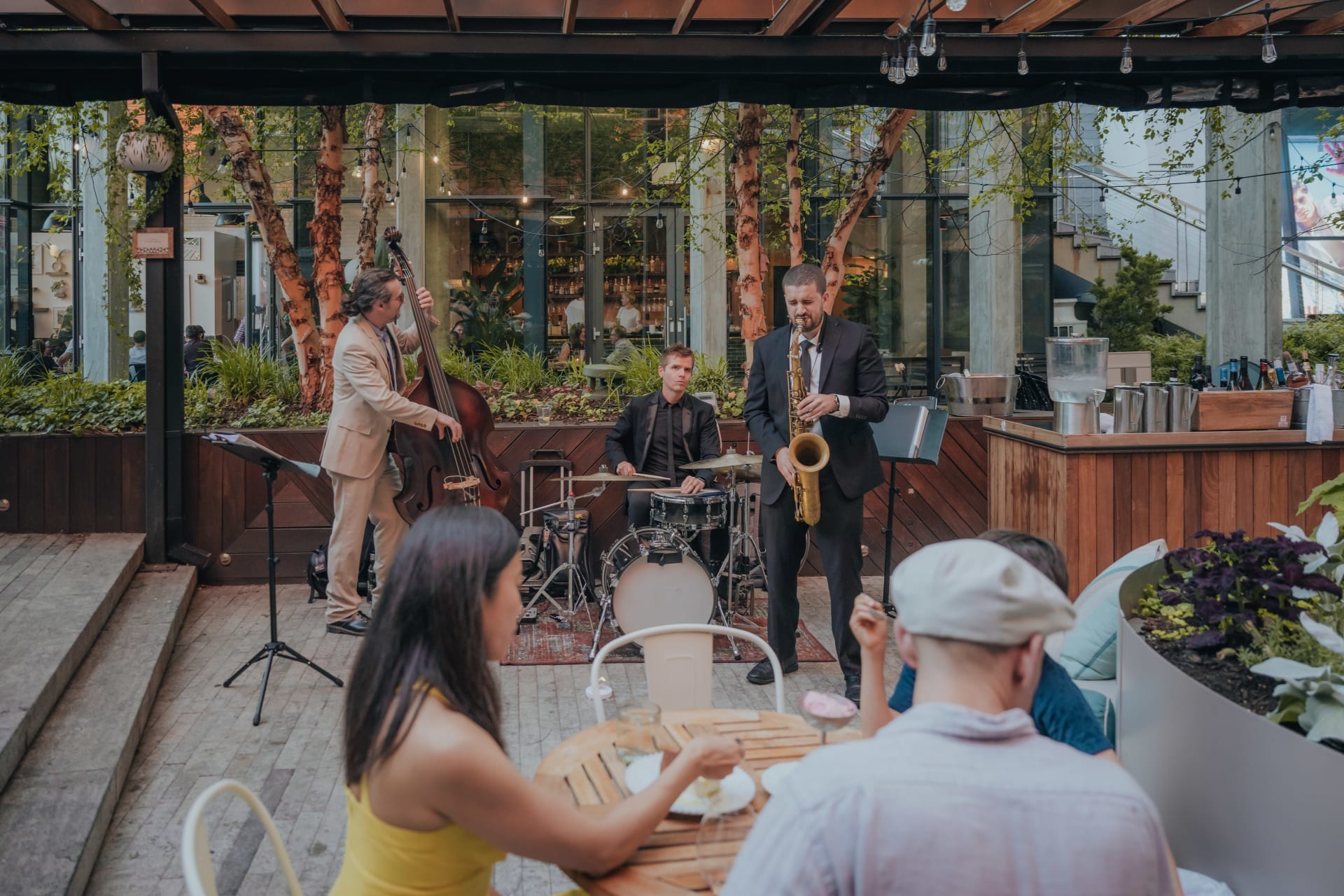 imgi_18_kio85mwweot39ixlqsaq Live jazz band performing on an outdoor restaurant patio.